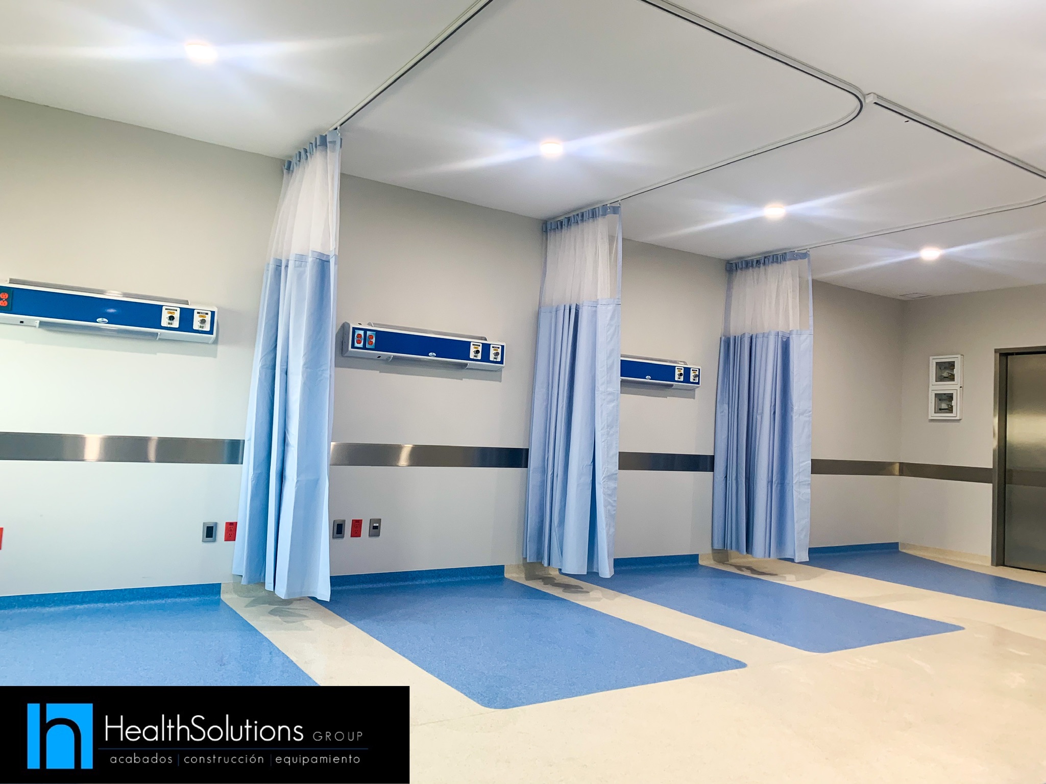 Cubículos de recuperación con cortinas quirúrgicas y consolas de cabecera
