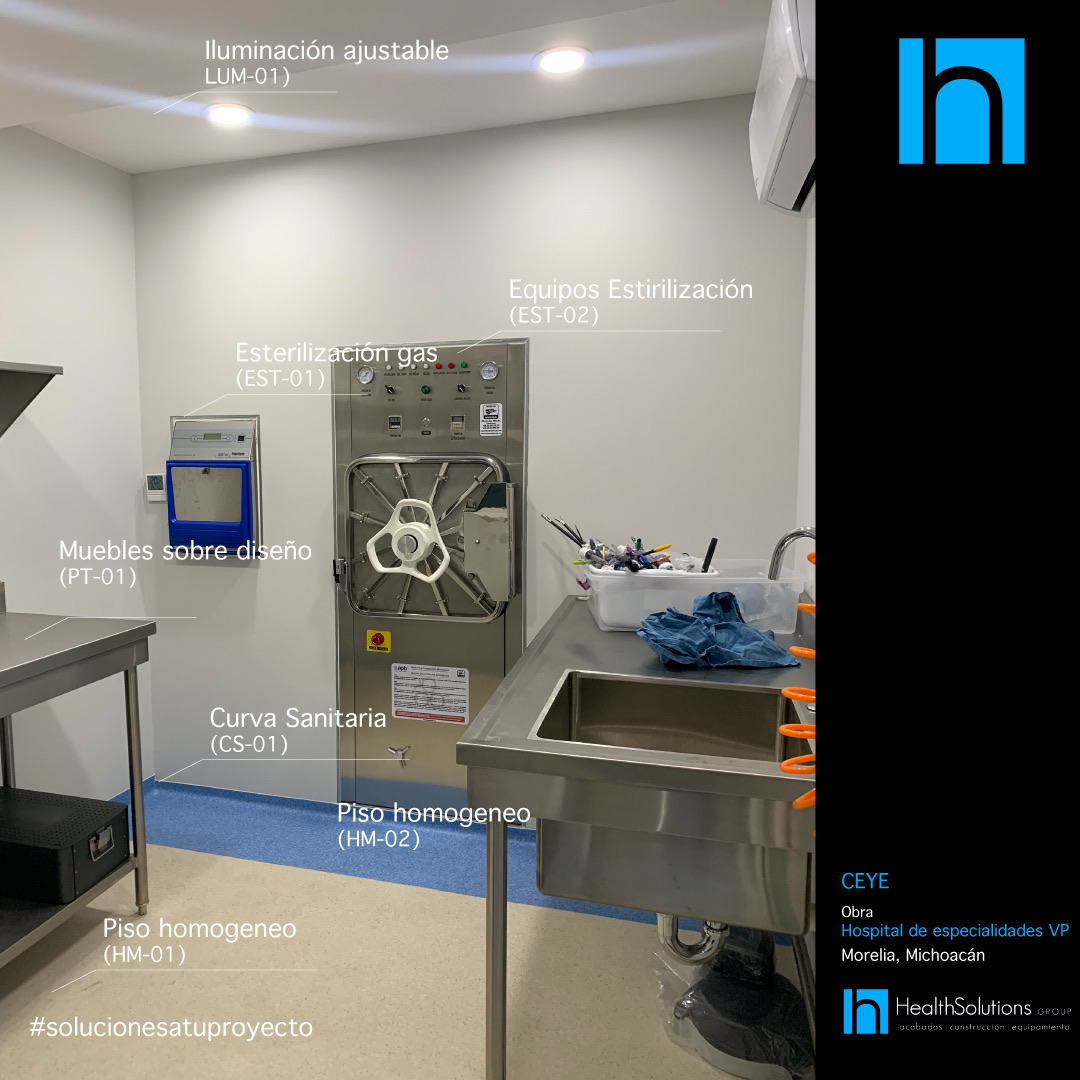 Área de CEYE con equipo de esterilización a gas y vapor