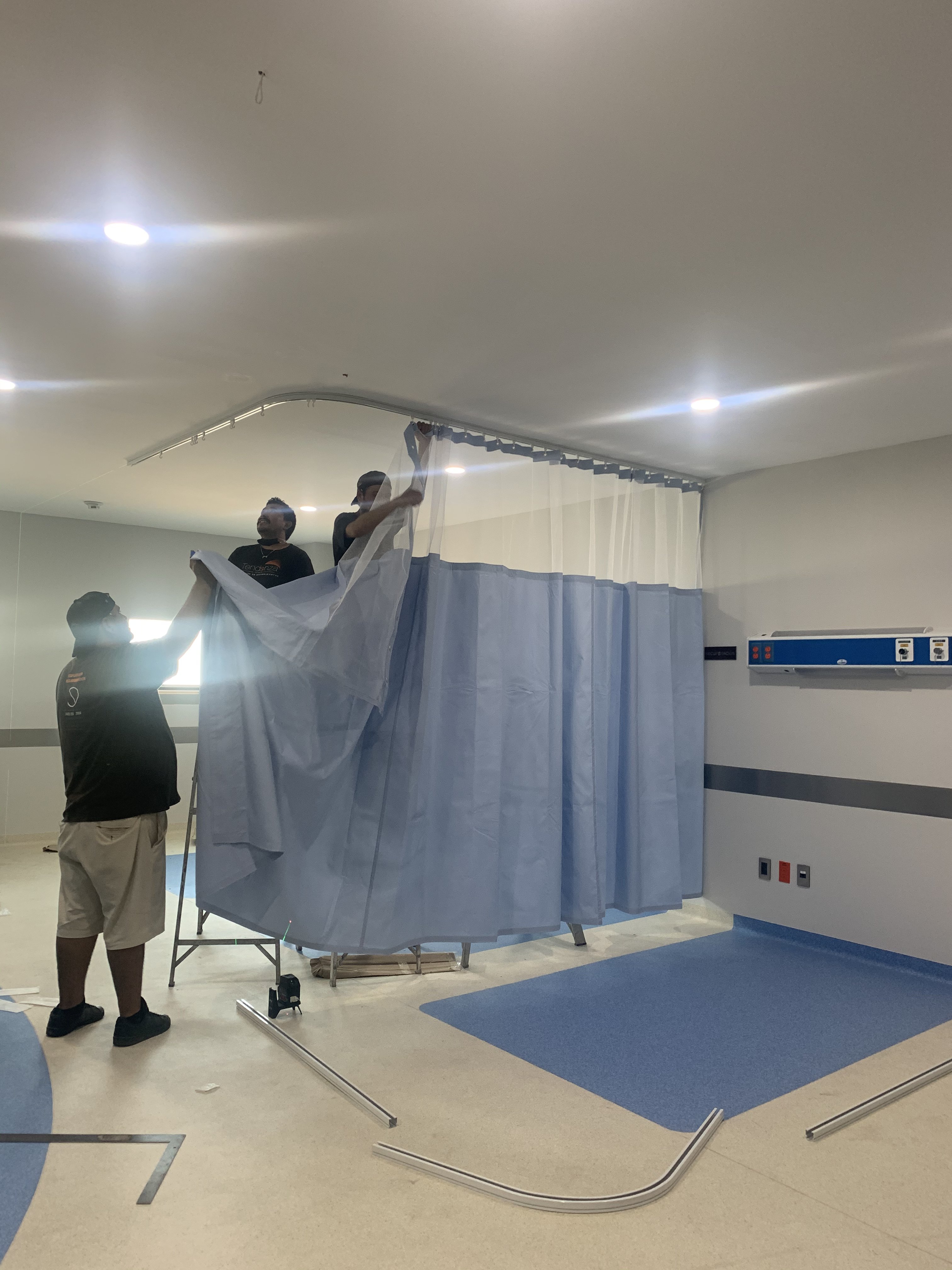 Equipo HSG instalando cortina quirúrgica sobre riel curvo
