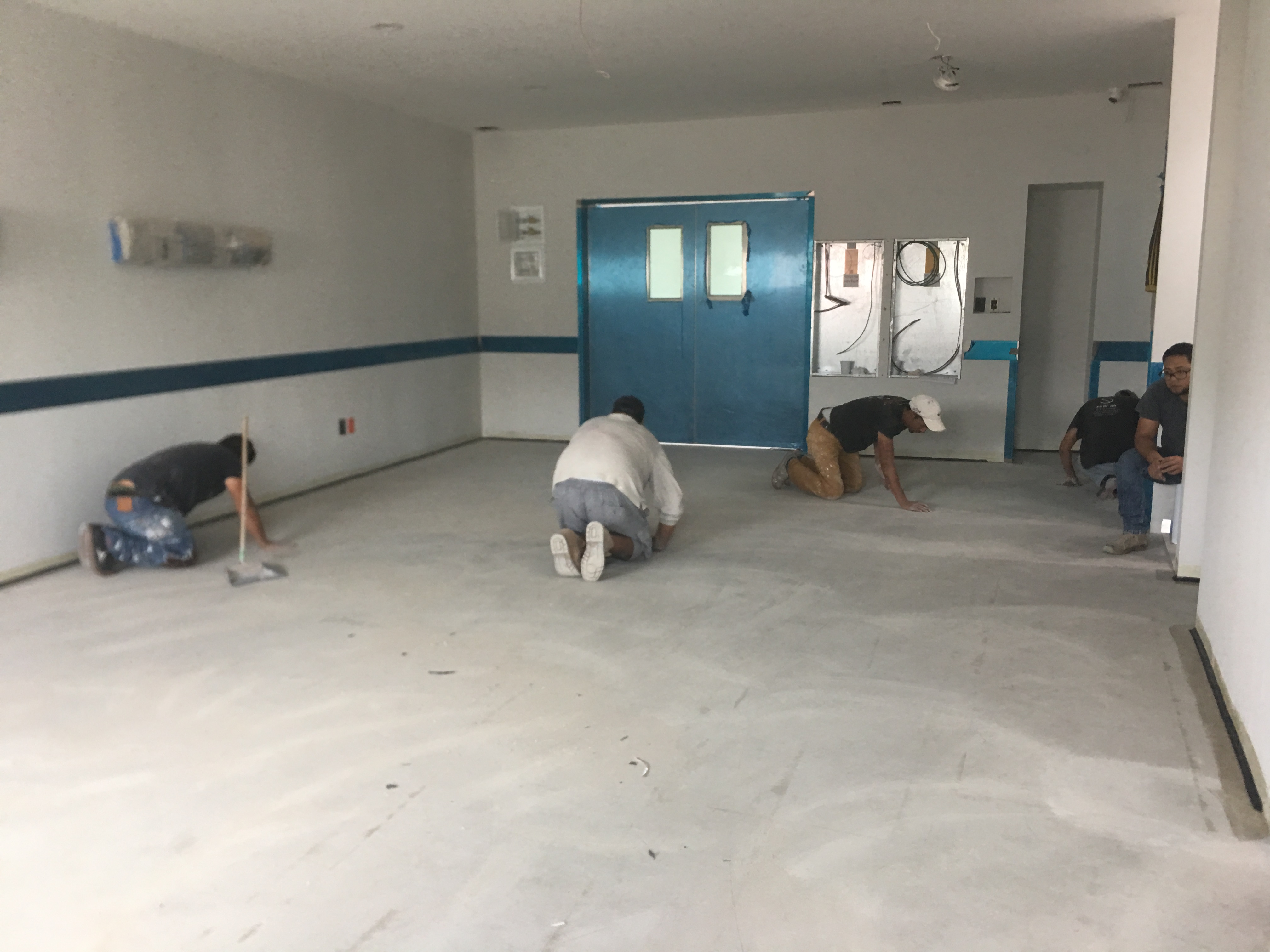 Equipo HSG preparando y nivelando piso antes de instalar acabado